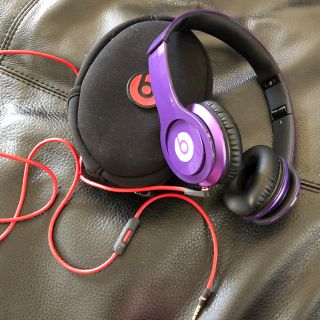 ビーツバイドクタードレ(Beats by Dr Dre)のビーツbeatsソロパープルヘッドホン通常モデル折りたたみ美品通常モデルイヤホン(ヘッドフォン/イヤフォン)