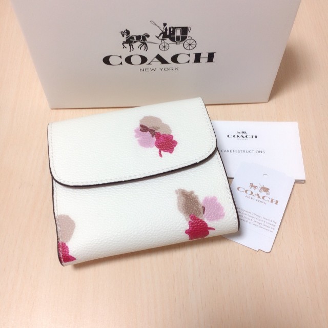 新品　COACH　三つ折り財布　店頭完売品　人気　フローラル　ホワイト