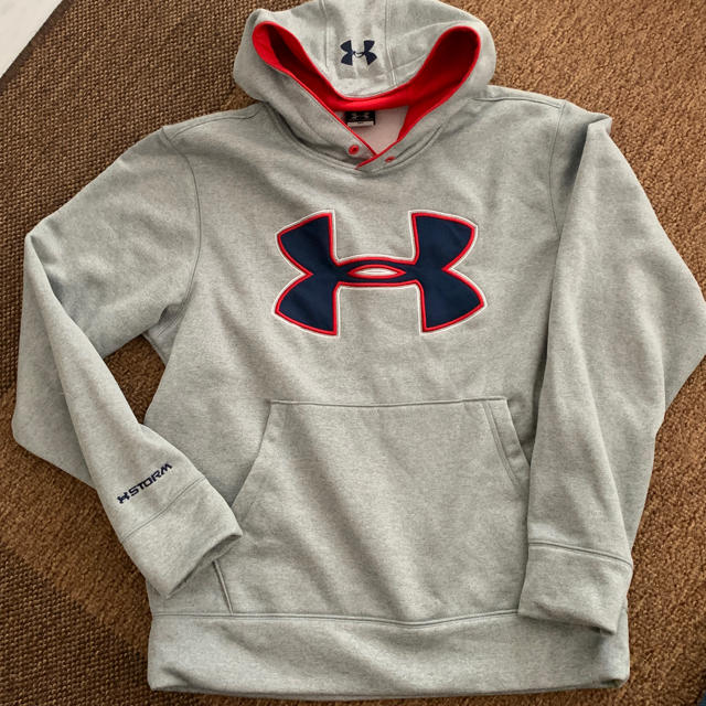 UNDER ARMOUR(アンダーアーマー)のかとたっちゃん様 専用アンダーアーマー・パーカー  MD メンズのトップス(パーカー)の商品写真