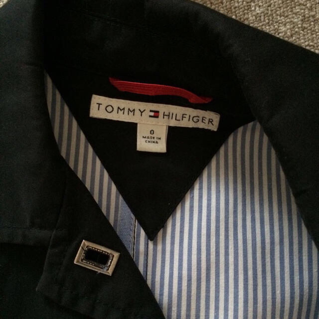 TOMMY HILFIGER(トミーヒルフィガー)のTOMMY ブラック 春コート レディースのジャケット/アウター(スプリングコート)の商品写真