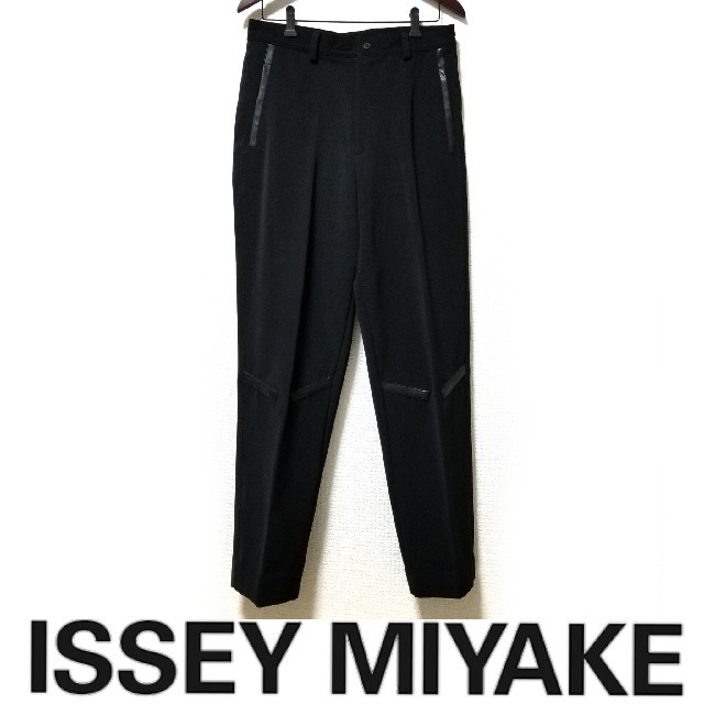 ISSEY MIYAKE(イッセイミヤケ)のISSEY MIYAKE テーパードスラックス メンズのパンツ(スラックス)の商品写真