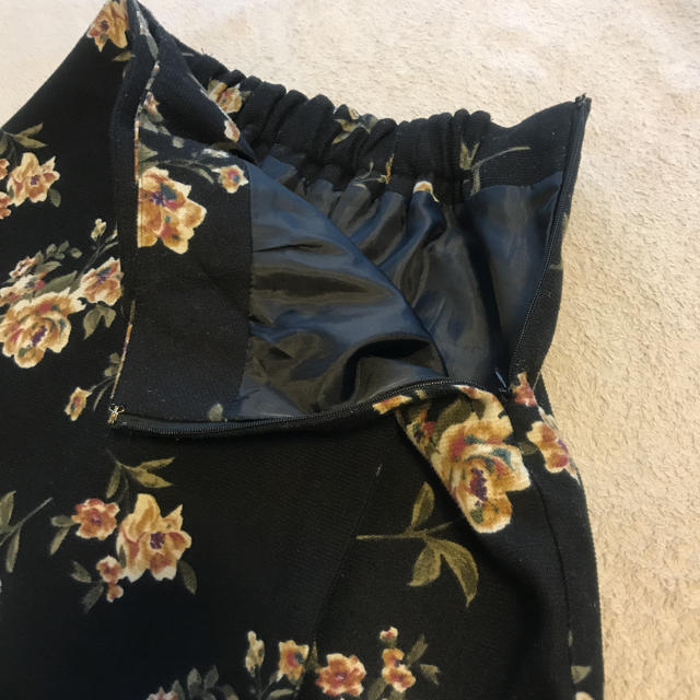 NICE CLAUP(ナイスクラップ)のナイスクラップ  花柄スカート 黒 F レディースのスカート(ミニスカート)の商品写真
