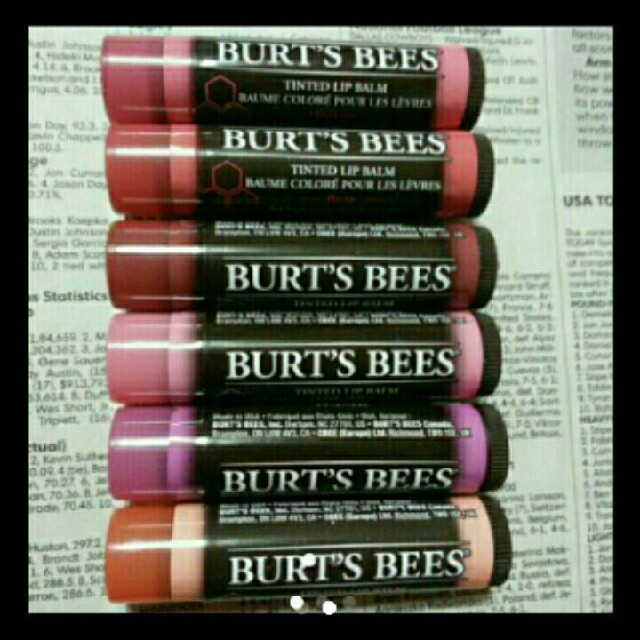 BURT'S BEES(バーツビーズ)のcactas様専用バーツビーズティンテッド☆100%ナチュラル　♥ローズ　2本 コスメ/美容のスキンケア/基礎化粧品(リップケア/リップクリーム)の商品写真