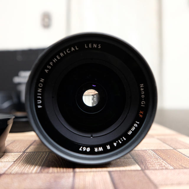 富士フイルム(フジフイルム)の【もやっしー様専用】FUJIFILM XF16mm f1.4 純正角形フード付  スマホ/家電/カメラのカメラ(レンズ(単焦点))の商品写真