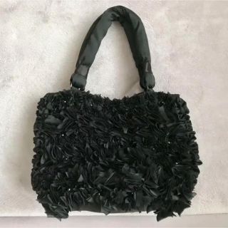 トゥービーシック(TO BE CHIC)のTO BE CHIC 黒 フリル トート バッグ(トートバッグ)