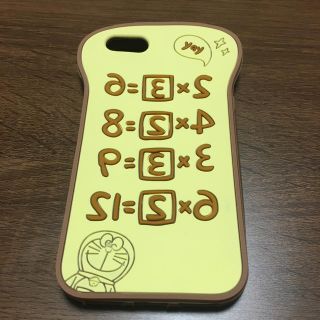 スリーコインズ(3COINS)のドラえもん 3coins 暗記パン iPhoneケース (iPhoneケース)