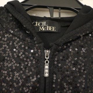 セシルマクビー(CECIL McBEE)の【美品】CECIL Mc BEE スパンコールパーカー(パーカー)