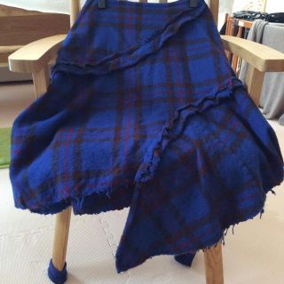 コムデギャルソン(COMME des GARCONS)のコムデギャルソン切りっぱなし加工ブルー／赤チェックスカート(ひざ丈スカート)