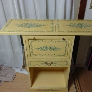 LAURA ASHLEY(机/テーブル)のフリマアイテム一覧 LAURA ASHLEY(机/テーブル)のフリマアイテム一覧