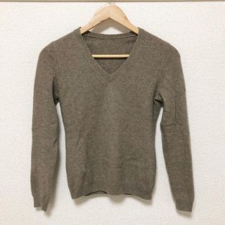 ユニクロ(UNIQLO)の【超美品】ユニクロ カシミヤ100％ Vネック ニット セーター モカブラウン(ニット/セーター)