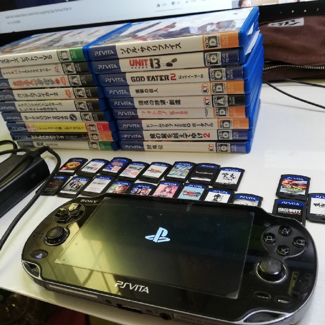 PS VITA（美品）メモカ16GB・専用ケース・ドラクエビルダーズ付