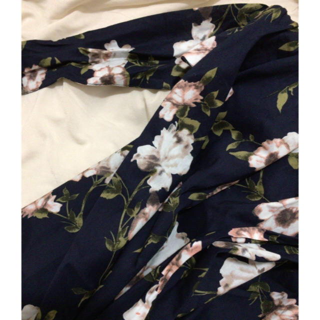 しまむら(シマムラ)のきらきらぼし様専用 しまむら スカート 花柄 紺色 新品購入 レディースのスカート(ひざ丈スカート)の商品写真