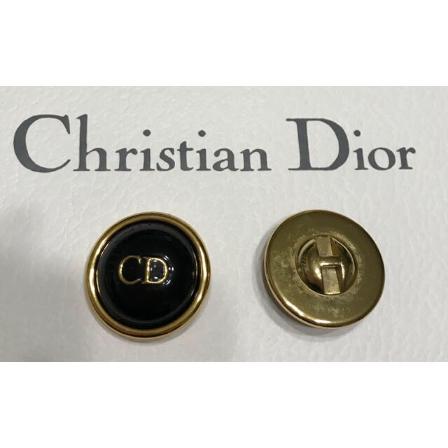 Christian Dior(クリスチャンディオール)のクリスチャンディオール★ロゴボタン ブラック×ゴールド 32mm 柄B Dior ハンドメイドの素材/材料(各種パーツ)の商品写真