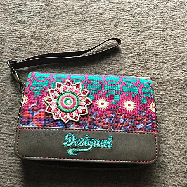 DESIGUAL(デシグアル)のDESIQUAL 二つ折り財布‼️派手‼️ほぼ新品 レディースのファッション小物(財布)の商品写真