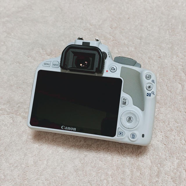 Canon(キヤノン)のCanon デジタル一眼レフカメラ EOS kiss X7 ホワイト スマホ/家電/カメラのカメラ(デジタル一眼)の商品写真