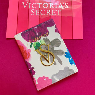 ヴィクトリアズシークレット(Victoria's Secret)のVictoria’s Secret 「新品」花柄パスポートケース(名刺入れ/定期入れ)