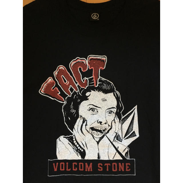 volcom(ボルコム)のFACT VOLCOM コラボレーションTシャツ エンタメ/ホビーのタレントグッズ(ミュージシャン)の商品写真