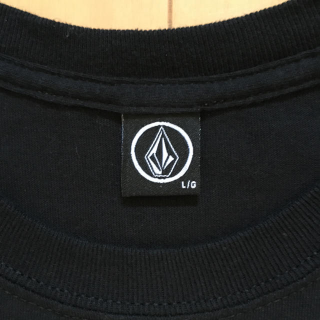 volcom(ボルコム)のFACT VOLCOM コラボレーションTシャツ エンタメ/ホビーのタレントグッズ(ミュージシャン)の商品写真