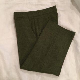 コス(COS)のウール タックパンツ (クロップドパンツ)