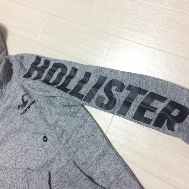 Hollister(ホリスター)の新品★ ホリスター プリントロゴ フーディー メンズのトップス(パーカー)の商品写真