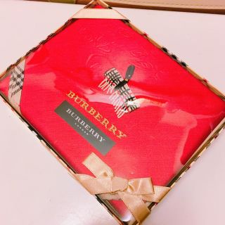 バーバリー(BURBERRY)のバーバリー ハンカチ ギフト BURBERRY 赤 レッド 新品未使用 箱付き(ハンカチ)