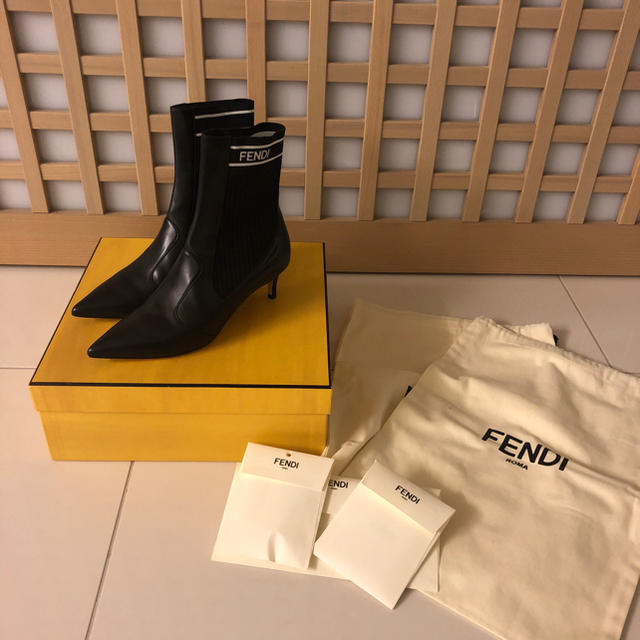 ⭐️SALE ⭐️FENDI ソックス型 スニーカー ブーツ人気の黒 新品 直売