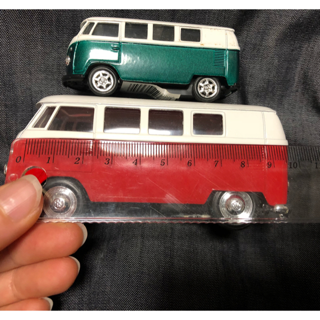 Volkswagen(フォルクスワーゲン)のワーゲンバス 二台 レア 赤 緑 フォルクスワーゲン エンタメ/ホビーのおもちゃ/ぬいぐるみ(ミニカー)の商品写真