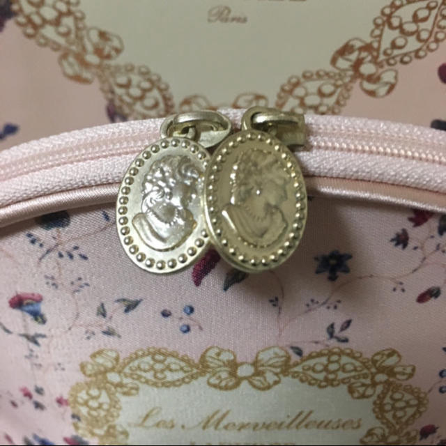 Les Merveilleuses LADUREE(レメルヴェイユーズラデュレ)の未使用 ポーチ LADUREE レディースのファッション小物(ポーチ)の商品写真