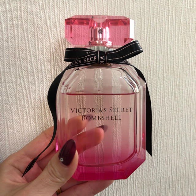 Victoria's Secret(ヴィクトリアズシークレット)のBOMBSHELL 100ml コスメ/美容の香水(香水(女性用))の商品写真
