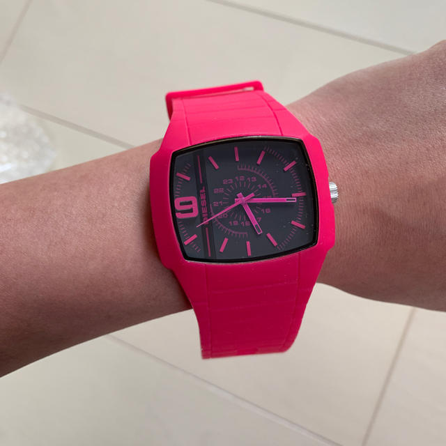 DIESEL(ディーゼル)のDIESEL ピンク 腕時計 water resistant ユニセックス レディースのファッション小物(腕時計)の商品写真