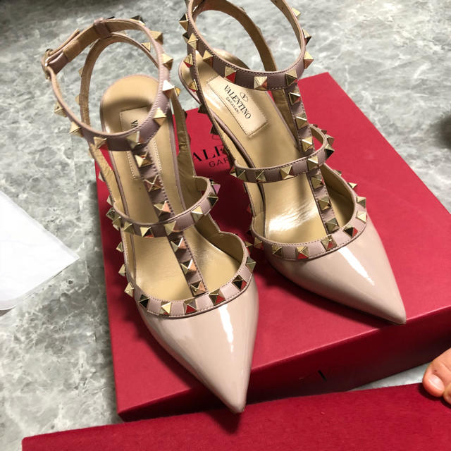 VALENTINO(ヴァレンティノ)のヴァレンティノ ロックスタッズ パンプス 美品 レディースの靴/シューズ(ハイヒール/パンプス)の商品写真