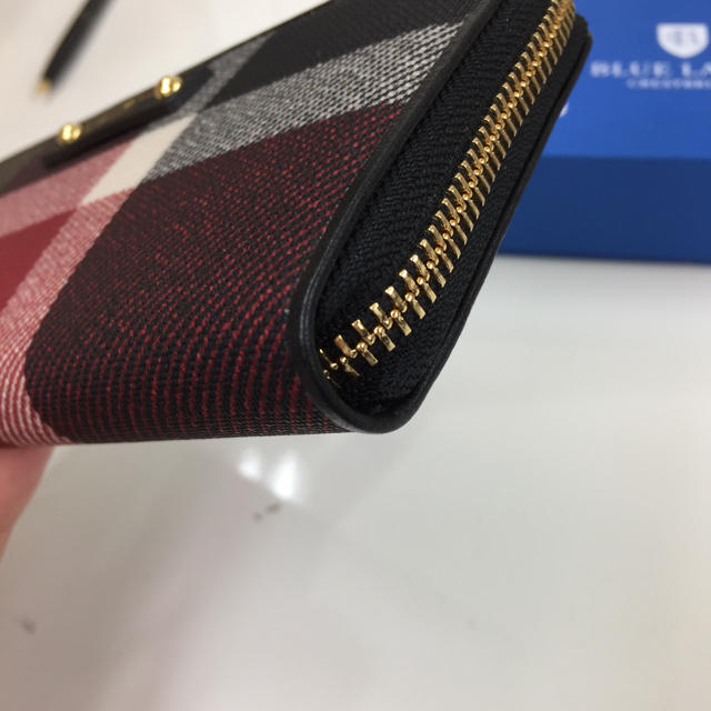 BURBERRY BLUE LABEL(バーバリーブルーレーベル)の新品！BLUE LABEL CRESTBRIDGE ラウンドファスナー長財布 レディースのファッション小物(財布)の商品写真