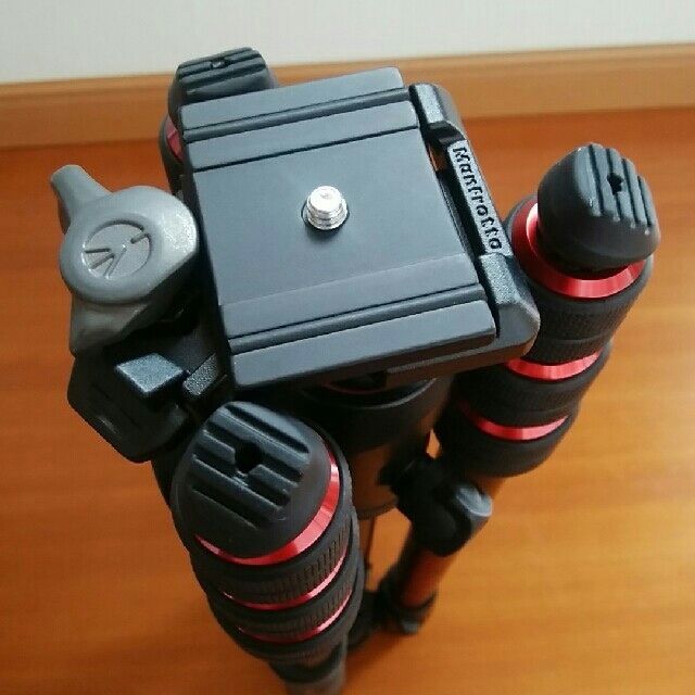 Manfrotto(マンフロット)のマンフロット　befreeアドバンス三脚キット　レッド スマホ/家電/カメラのカメラ(その他)の商品写真