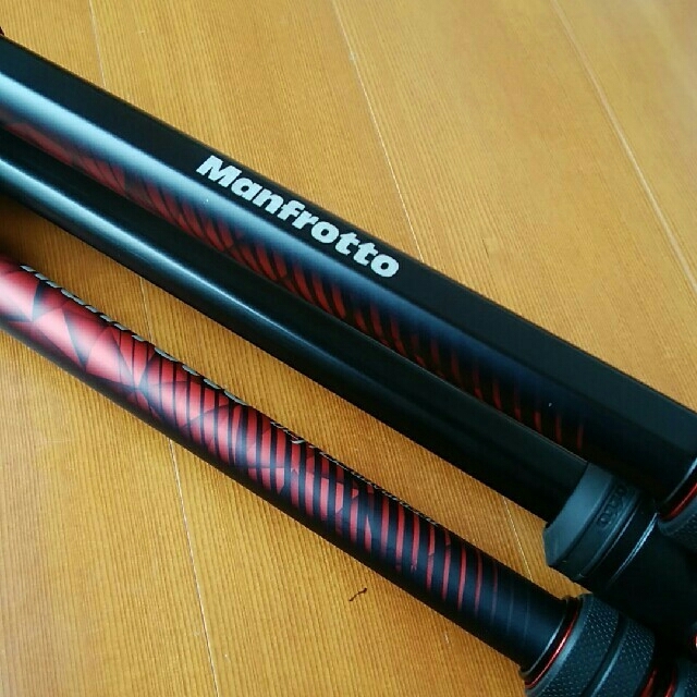 Manfrotto(マンフロット)のマンフロット　befreeアドバンス三脚キット　レッド スマホ/家電/カメラのカメラ(その他)の商品写真