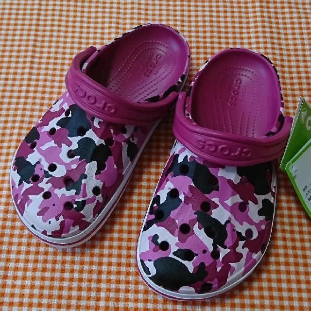 crocs(クロックス)のクロックス bayaband graphic Pink camo M4W6 レディースの靴/シューズ(サンダル)の商品写真