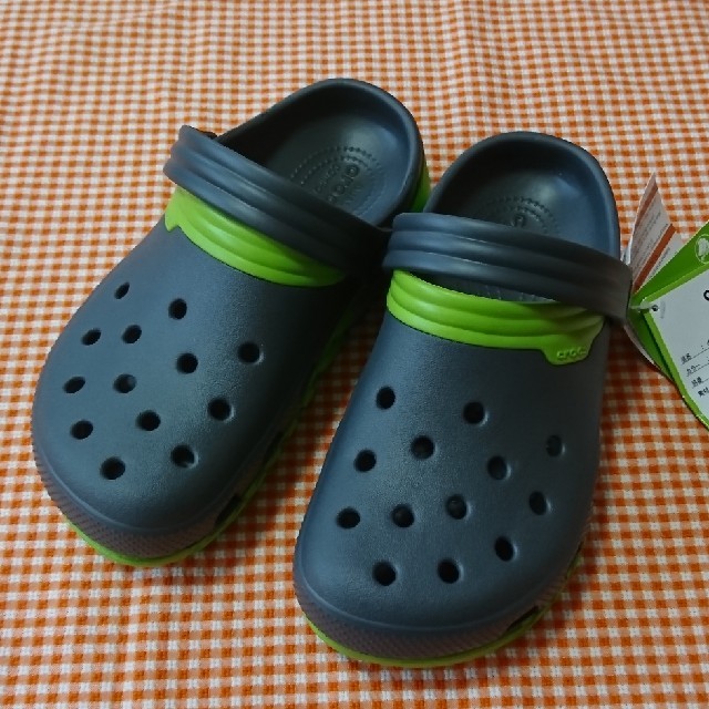 crocs(クロックス)のクロックス duet max グラファイト&ボルトグリーン M4W6 レディースの靴/シューズ(サンダル)の商品写真