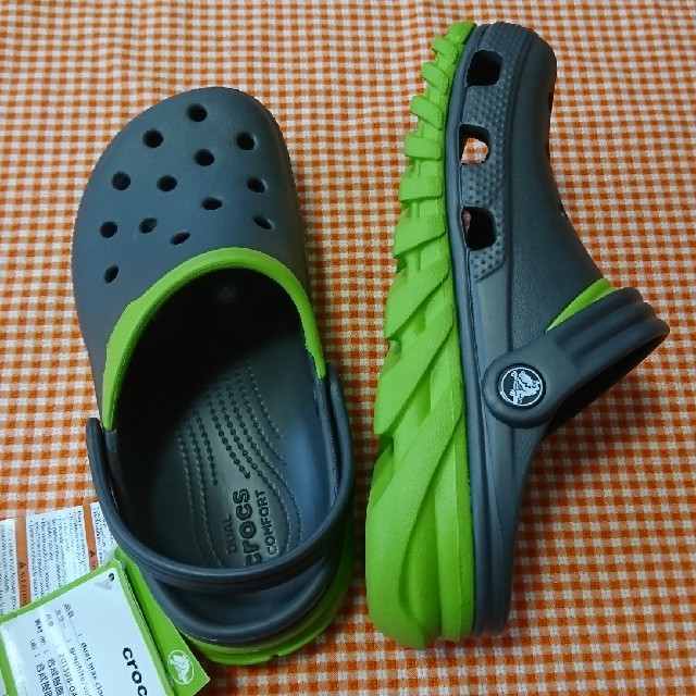 crocs(クロックス)のクロックス duet max グラファイト&ボルトグリーン M4W6 レディースの靴/シューズ(サンダル)の商品写真