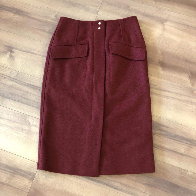 TOMORROWLAND(トゥモローランド)のTomorrowland ワインレッドタイトスカート  美品  32 レディースのスカート(ひざ丈スカート)の商品写真