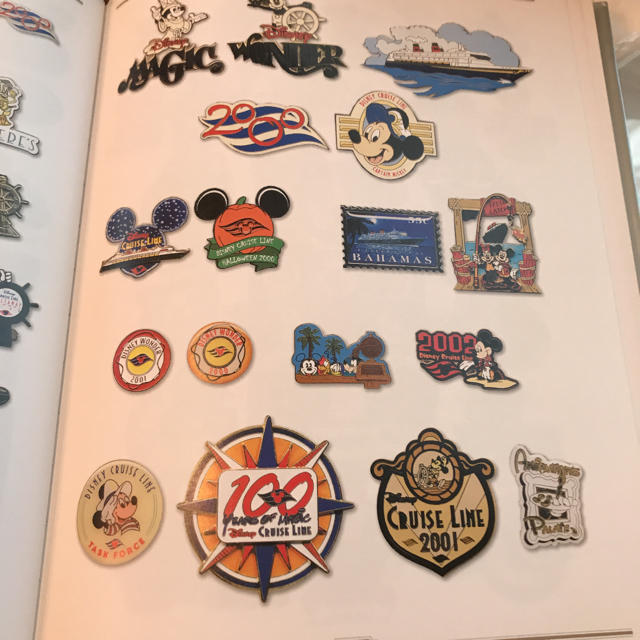 Disney(ディズニー)のThe art of Disney pins エンタメ/ホビーの本(洋書)の商品写真