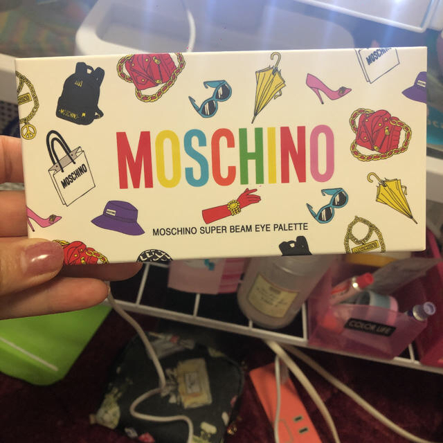 MOSCHINO(モスキーノ)のMOSCHINO×TONYMOLY iphone78 ケースアイシャドウパレット コスメ/美容のベースメイク/化粧品(アイシャドウ)の商品写真