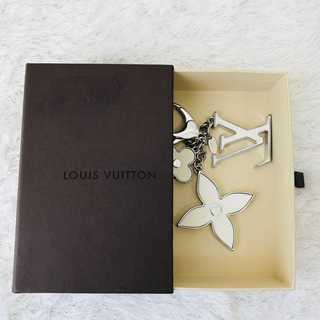 ルイヴィトン(LOUIS VUITTON)の人気カラー☆　Louis Vuitton　バッグチャーム   ホワイト(チャーム)