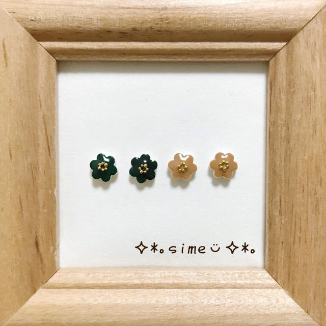 北欧♡小さいお花のピアスセット♡深緑色/山吹茶色 ハンドメイドのアクセサリー(ピアス)の商品写真