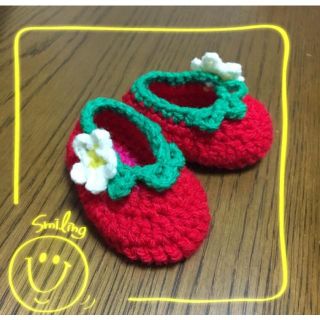【期間限定 受注】いちごベビーシューズ♪ハンドメイド 手編み ベビー小物(ファッション雑貨)