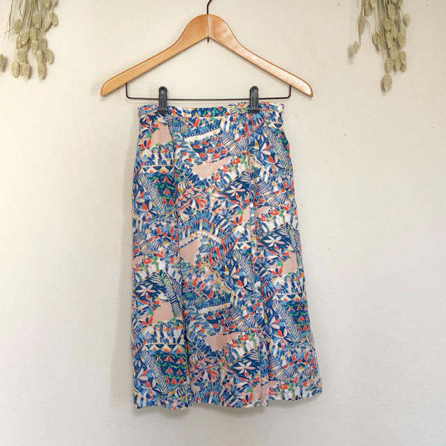 Lily Brown(リリーブラウン)の鮮やかな総柄スカート レディースのスカート(ひざ丈スカート)の商品写真