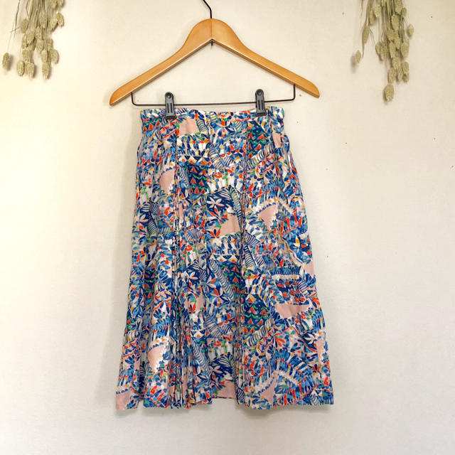 Lily Brown(リリーブラウン)の鮮やかな総柄スカート レディースのスカート(ひざ丈スカート)の商品写真