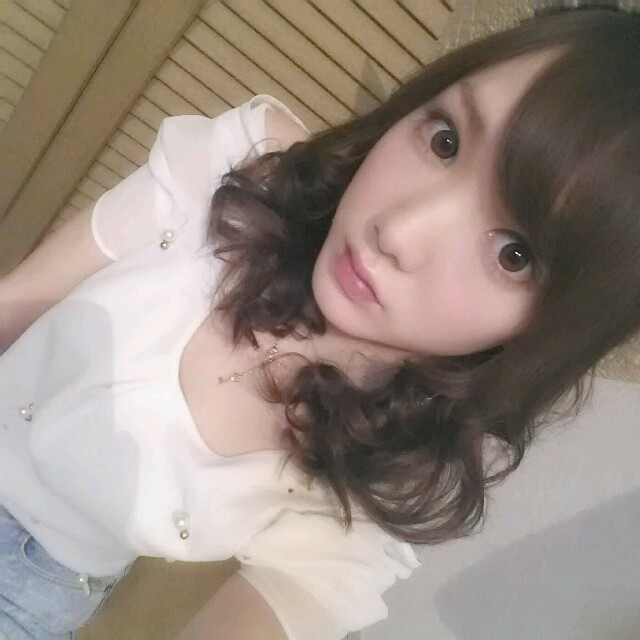 MIIA(ミーア)の下田美咲の私服 動画着用ホワイトトップス レディースのトップス(カットソー(半袖/袖なし))の商品写真