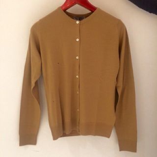 ジョンスメドレー(JOHN SMEDLEY)の今季購入☆ジョンスメドレーカーディガン　S  キャメル(カーディガン)