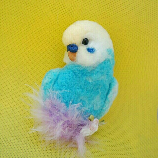 羊毛フェルト　セキセイインコ　ブローチ水色×白 ハンドメイドのアクセサリー(コサージュ/ブローチ)の商品写真