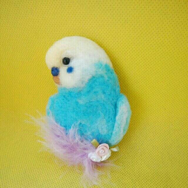 羊毛フェルト　セキセイインコ　ブローチ水色×白 ハンドメイドのアクセサリー(コサージュ/ブローチ)の商品写真