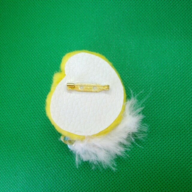 羊毛フェルト　セキセイインコ小さめブローチ　赤目　黄色 ハンドメイドのアクセサリー(コサージュ/ブローチ)の商品写真